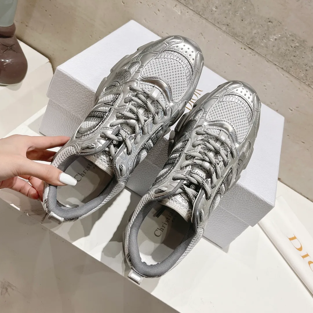 👟👟Ex-factory price 560👟👟 (top version) The latest hot model, the star model 2024 main hot product, the newly released Dior Dior Chrono new casual sports shoes, running shoes and dad shoes are really cool, full of futuristic feeling! Really cool! Once again interpreting Dior's concept of cool fashion, the lucky star will bless you with good luck. The new EVA sole is super light and super soft! A perfect replica of the original! Fully matched material and mold! ! 35-40